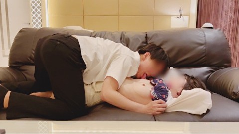 Nosso primeiro hotel♡de amor Como acordá-la quando ela adormeceu depois de um encontro♡ / Hentai amador japonês