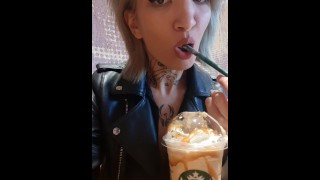 Rubia traviesa hace público parpadeando en Starbucks