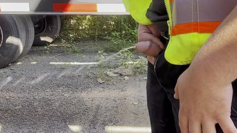 Bicho peludo sin cortar orinando