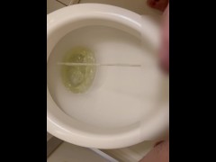 長時間我慢した短小ちんちんから放たれるおしっこ - Screenshot 10 of 16 - Male