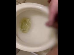 長時間我慢した短小ちんちんから放たれるおしっこ