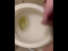 長時間我慢した短小ちんちんから放たれるおしっこ - Screenshot 14 of 16 - Piss