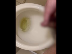 長時間我慢した短小ちんちんから放たれるおしっこ - Screenshot 15 of 16 - Male