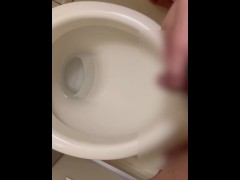 長時間我慢した短小ちんちんから放たれるおしっこ - Screenshot 2 of 16 - Japanese