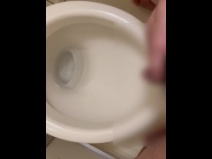 長時間我慢した短小ちんちんから放たれるおしっこ - Screenshot 3 of 16 - Pee