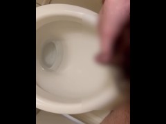 長時間我慢した短小ちんちんから放たれるおしっこ - Screenshot 5 of 16 - Male