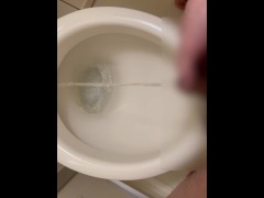 長時間我慢した短小ちんちんから放たれるおしっこ - Screenshot 6 of 16 - Japan