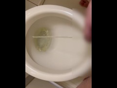 長時間我慢した短小ちんちんから放たれるおしっこ - Screenshot 8 of 16 - Pee