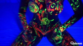 Ich bin Amelia Red, ein kolumbianisches und Paisa-Model, das vaginale und anale Masturbation liebt, ich bin fokussiert