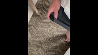 Pissingcumming ホテルの部屋の床で激しく射精する
