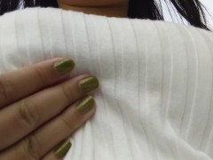 おっぱいを露出しながら散歩する日本人女性は、通行人に気が付いて光の速さでおっぱいを隠す - Screenshot 1 of 16 - Amateur