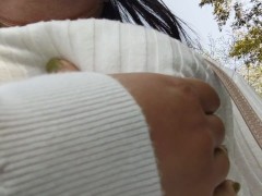 おっぱいを露出しながら散歩する日本人女性は、通行人に気が付いて光の速さでおっぱいを隠す - Screenshot 2 of 16 - Asian