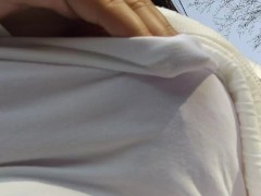おっぱいを露出しながら散歩する日本人女性は、通行人に気が付いて光の速さでおっぱいを隠す - Screenshot 3 of 16 - Japanese