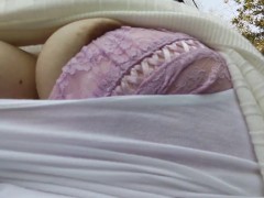 おっぱいを露出しながら散歩する日本人女性は、通行人に気が付いて光の速さでおっぱいを隠す - Screenshot 4 of 16 - Japanese Big Tits