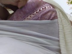 おっぱいを露出しながら散歩する日本人女性は、通行人に気が付いて光の速さでおっぱいを隠す - Screenshot 6 of 16 - Amateur