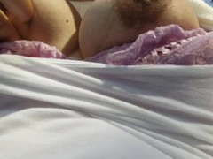 おっぱいを露出しながら散歩する日本人女性は、通行人に気が付いて光の速さでおっぱいを隠す - Screenshot 8 of 16 - Japanese