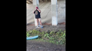 Chub se masturbando debaixo de um viaduto