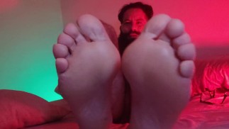 敬拜我的脚。想象一下你在他们身上射精