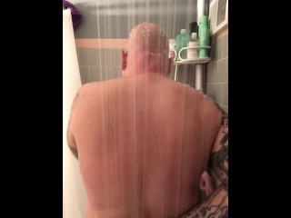 Gordinha Tatuada Tomando Banho