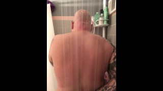 Gordito tatuado hombre duchandose