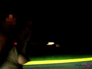 Публичные сиськи и соски во время курения на обочине дороги в пробке