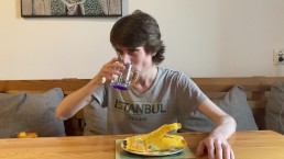 Surprise food under the lid to eat