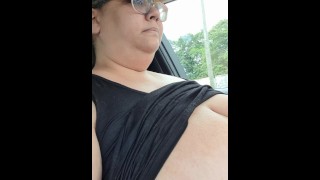 Conduciendo al trabajo desnudo en el tráfico