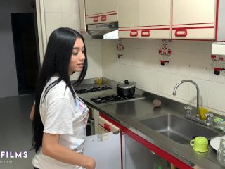 Sexy y caliente plomera enseña su gran culo cuando sus pantalones se caen por no llevar cinturón