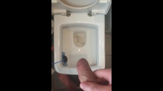 Pisser avec la bite parfaite