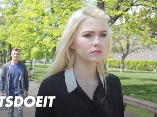 Polonês Sexy Blondie Misha Cross Chupa Pênis Estrangeiro Gordo no Exterior e Monta Bem - LETSDOEIT