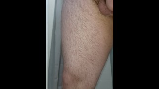 Шон шлепает себя переключателем во время мочеиспускания