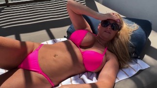 Wendy Raine Meets MaxFills at the Pool