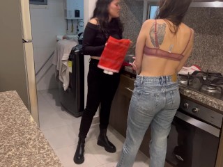 La Niñera Hace Horas Extras Sexuales Mientras Mi Marido Está En La Habitación