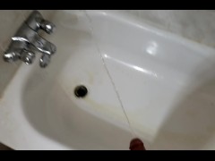 Quick piss in the tub