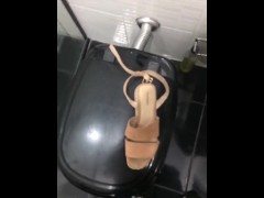 Na mudança fiquei de pau duro com as sandálias da dona, não resisti e gozei gostoso no tamanco dela.