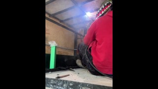Hot soldador penetra el acero por encima de la cabeza