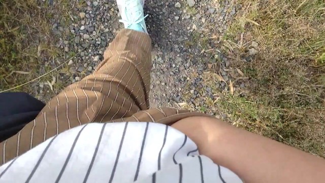 Японка, которая стимулирует свою киску во время прогулки💓