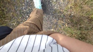 A Japanese woman who stimulates her pussy while taking a walk💓