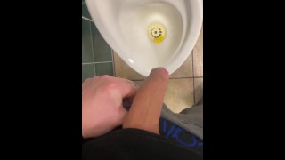 Mijando rápido em banheiros públicos