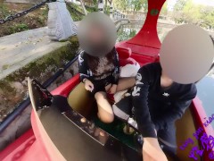 【户外】在公园租条小船去湖里做爱，岸上人来人往。