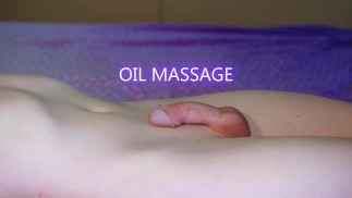 Ein Femboy mit Pilzschwanz bekam eine Ölmassage und Sperma auf seinen Bauch