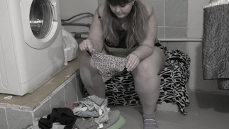 Зрелая домохозяйка милфа-толстушка с волосатой киской мастурбирует в котельной.