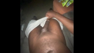 Streicheln im Wohnzimmer