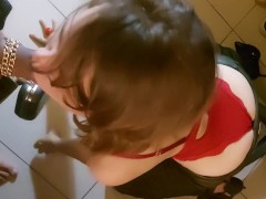 1243 - Salope amateur blonde suce une bite et lèche le trou du cul, vêtu de lingerie rouge et talons