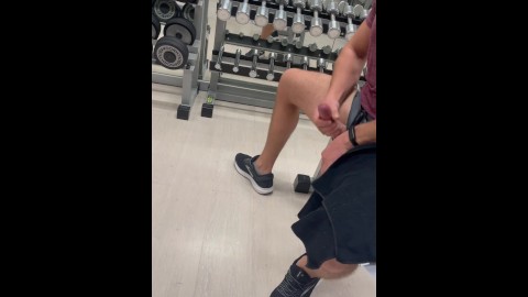 Ella toma un video de mí haciendo ejercicio en el gimnasio