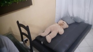 Они встречаются, чтобы поработать, и она мастурбирует, а он этого не замечает.