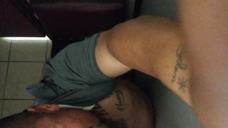 Gloryhole Meetup Тату красавчик делает минет