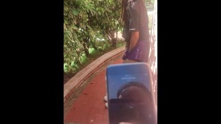 Mein Stiefbruder fordert mich zu einem Spaziergang im Park heraus, während er mich ausgelassen mastu