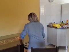 LOIRA GOSTOSA LIMPANDO