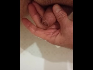 在我的手掌里在浴室里撒尿，把我的鸡巴抽搐到骨头上。